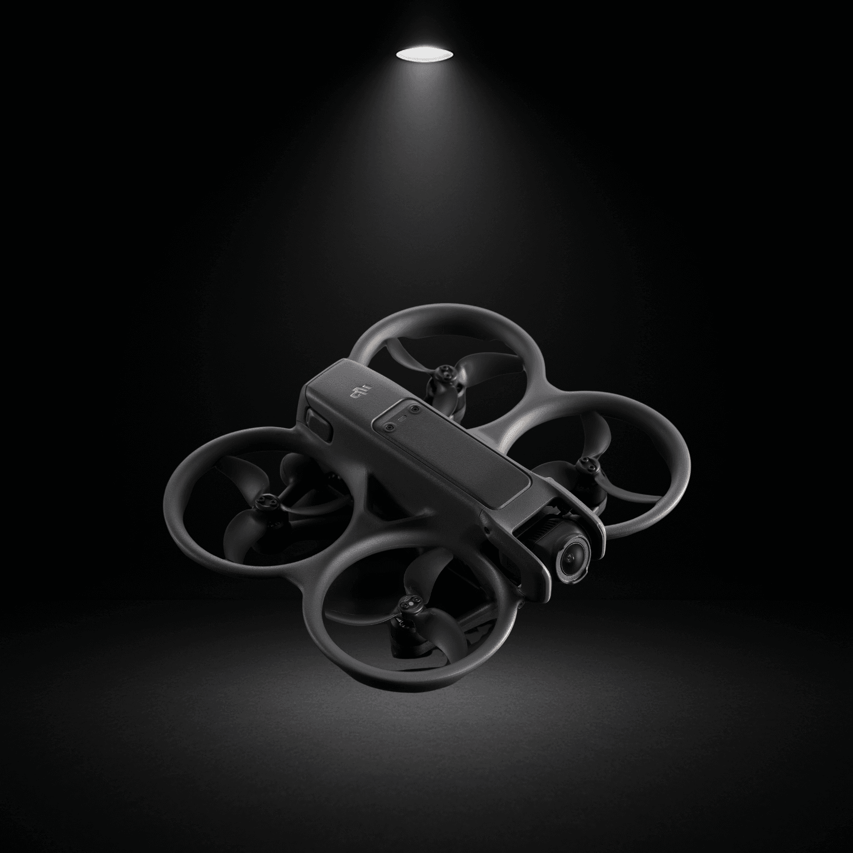 Drohne DJI Avata 2 vor schwarzem Hintergrund